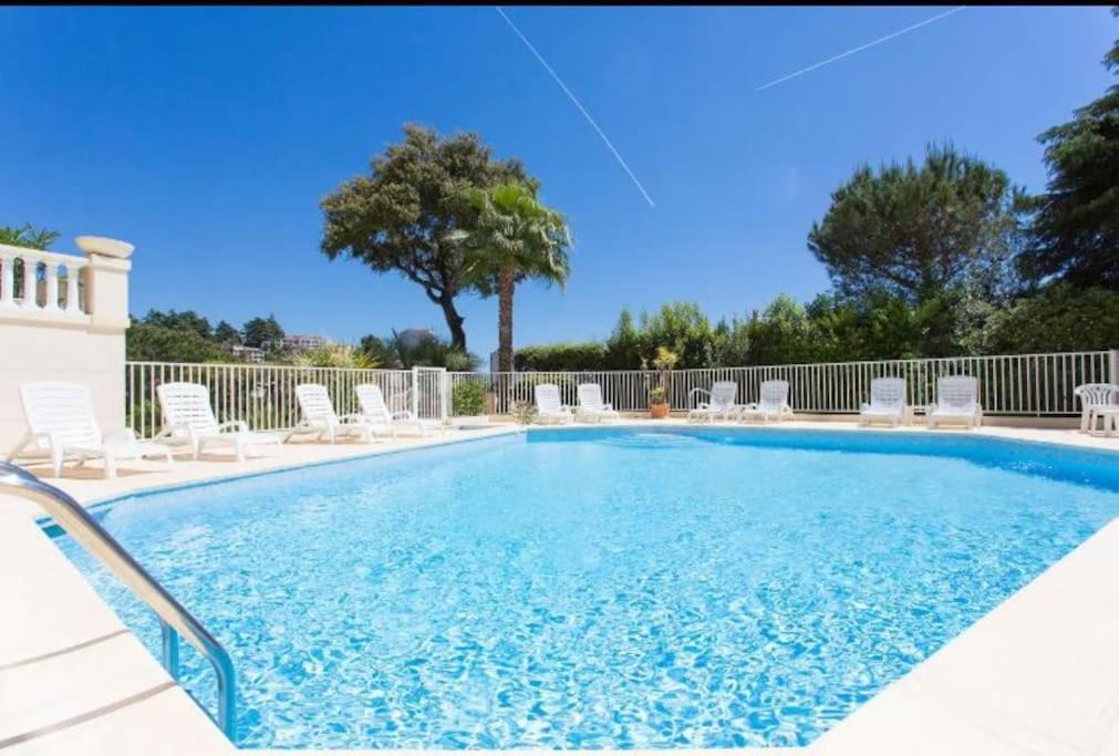 De Luxe Sun Paradis, Terrasse, Vue Piscine Apartment