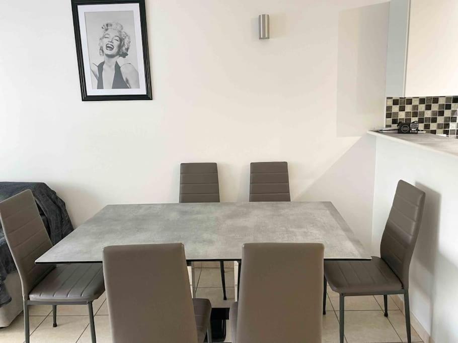 Modern One Bedroom In Apartment *