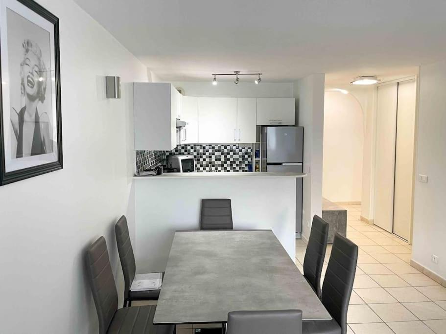 Modern One Bedroom In Apartment