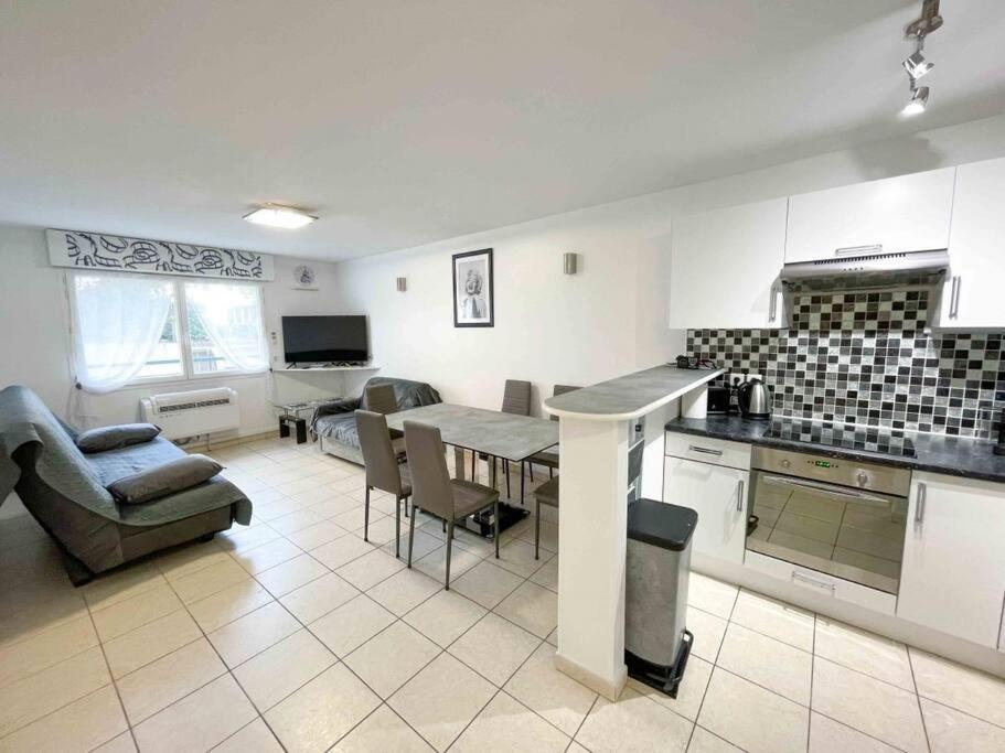 Modern One Bedroom In Apartment