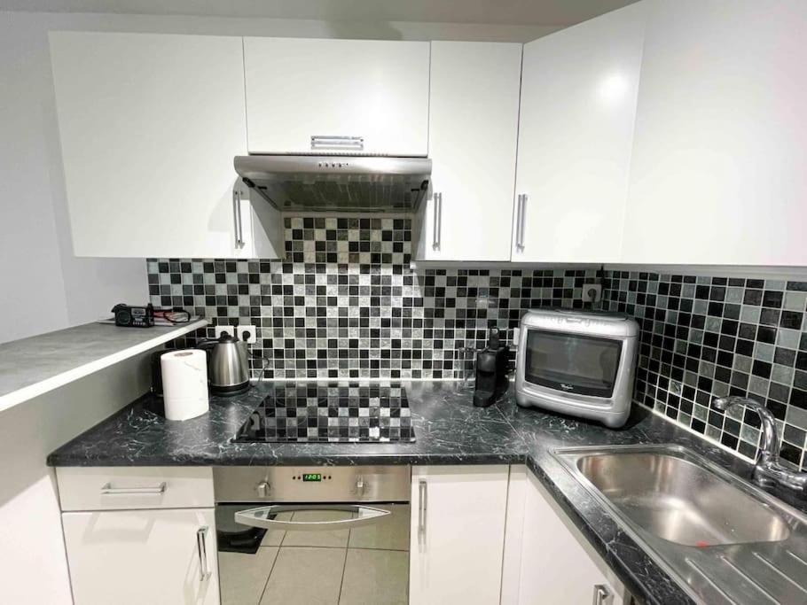 Modern One Bedroom In Apartment *