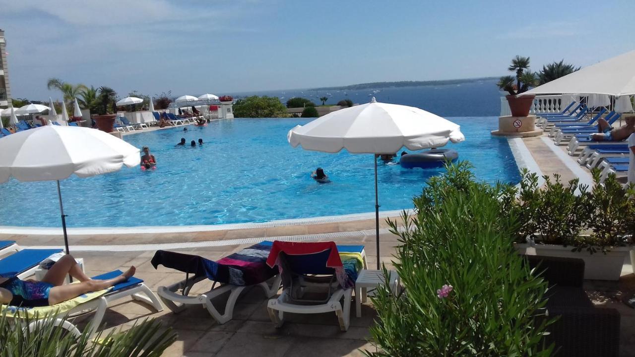 Renove, Piscine A Debordement, Vue Apartment