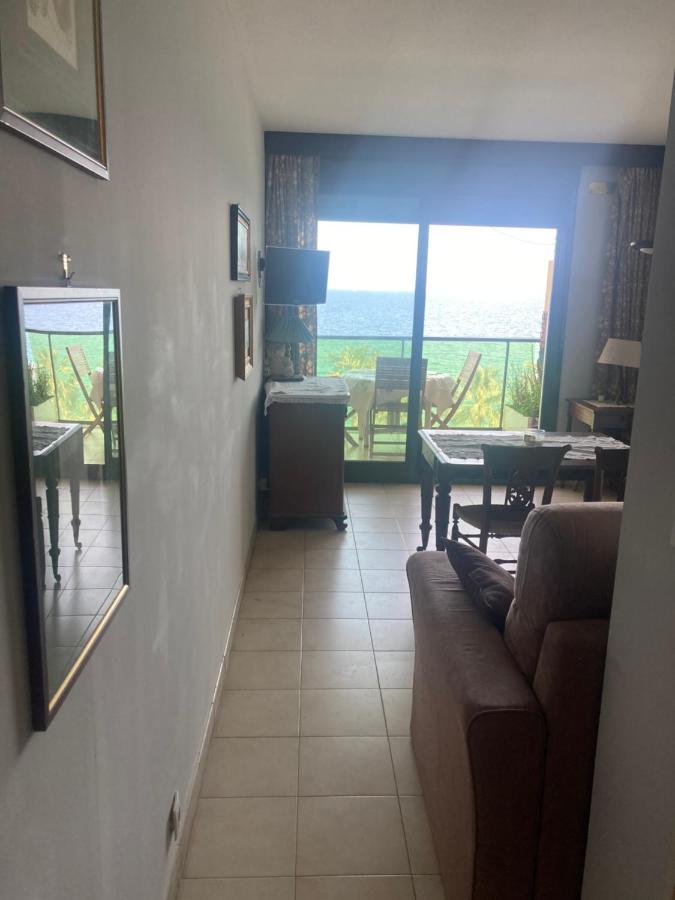 Apartment Front De *