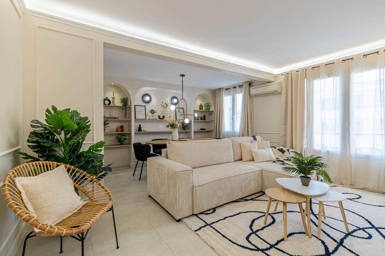 Beautiful Haussmannian - South Balcony *