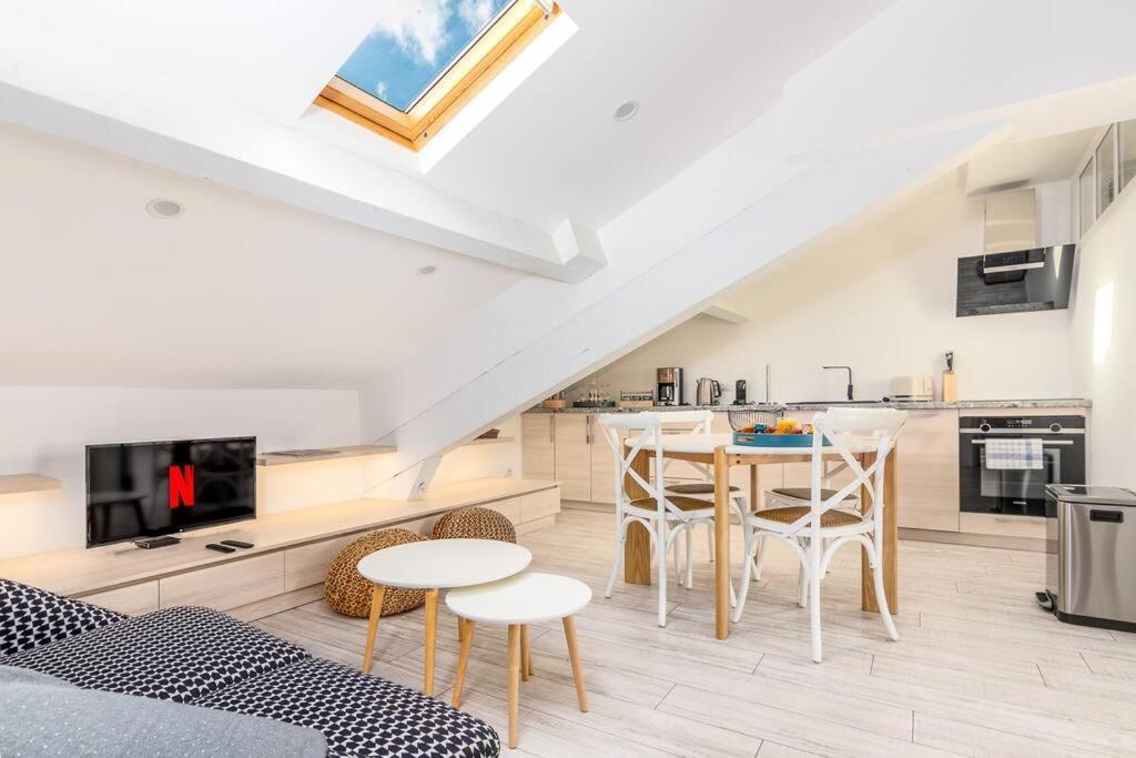 Luxury 3 Bd Aptment With Sea View Apartment *
