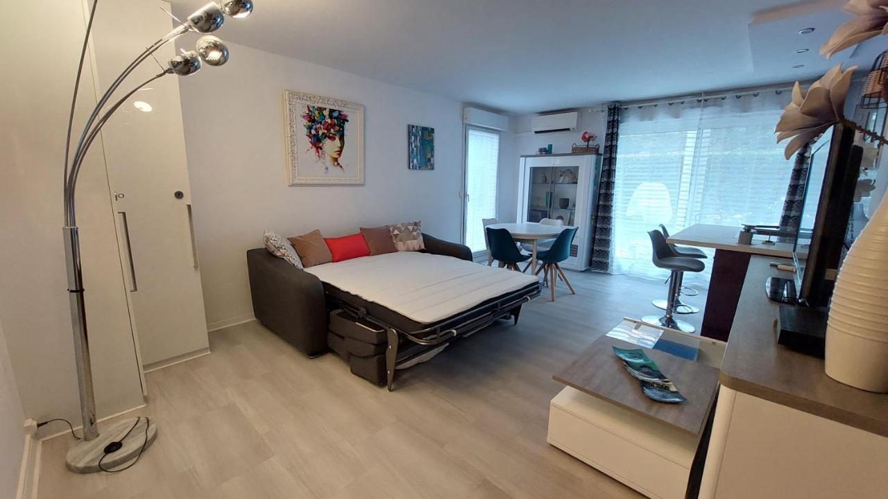 Avec Terrasse, Jardin Privatif Et Piscine A Apartment