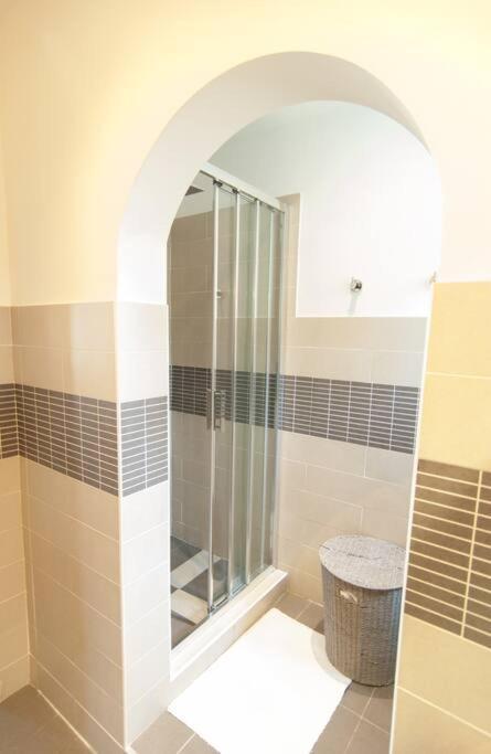 Cozy 1 Bedroom Flat,free Parking, Close To Center Apartment