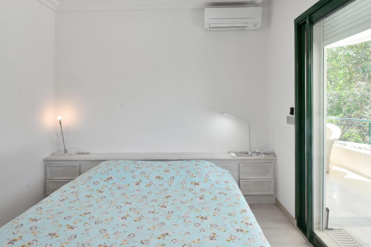 Stunning 3-br With Large Terrace And Pool *