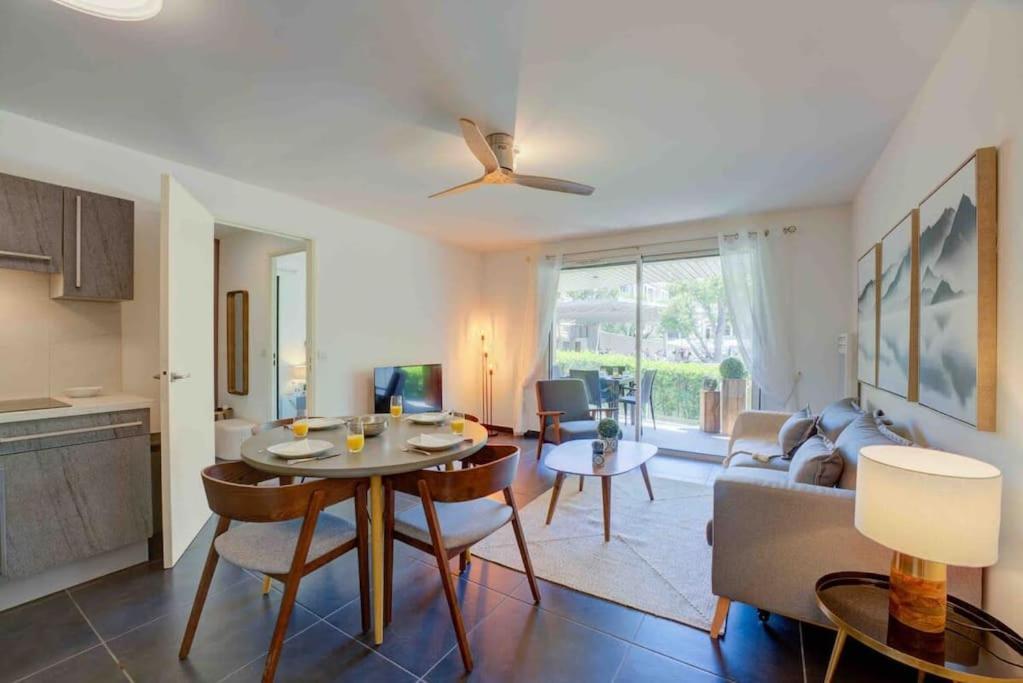 Apartment Stylish 1bdr W/huge Balcony/shared Roof Pool