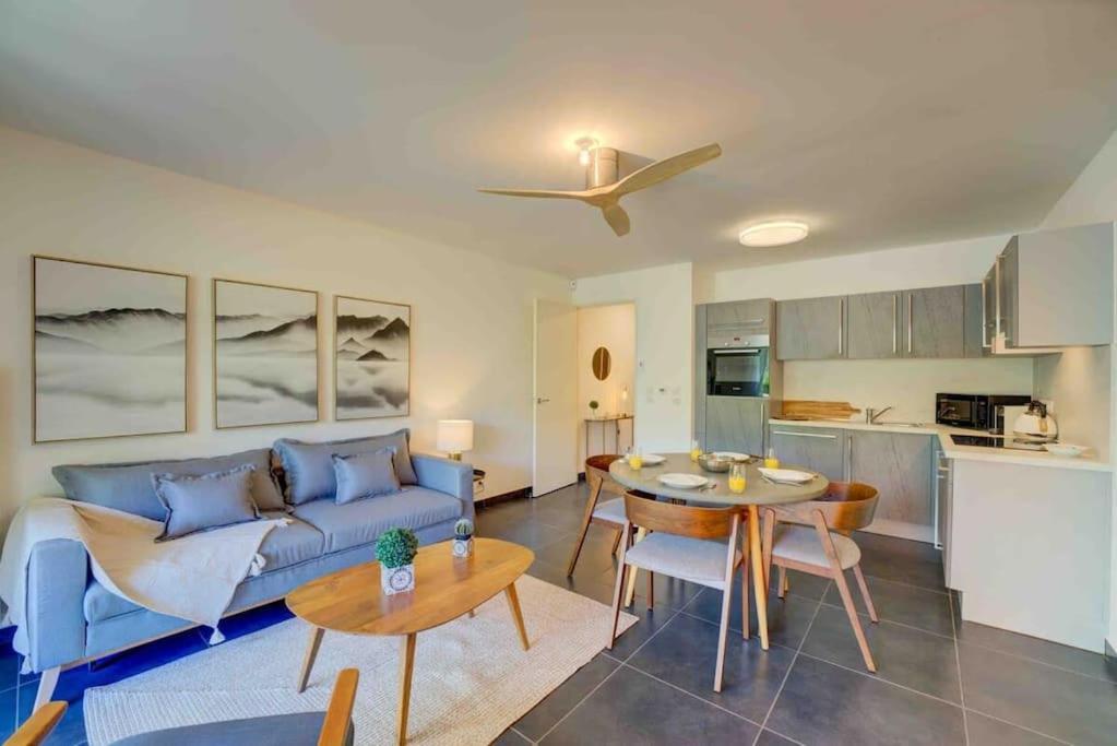 Stylish 1bdr W/huge Balcony/shared Roof Pool *