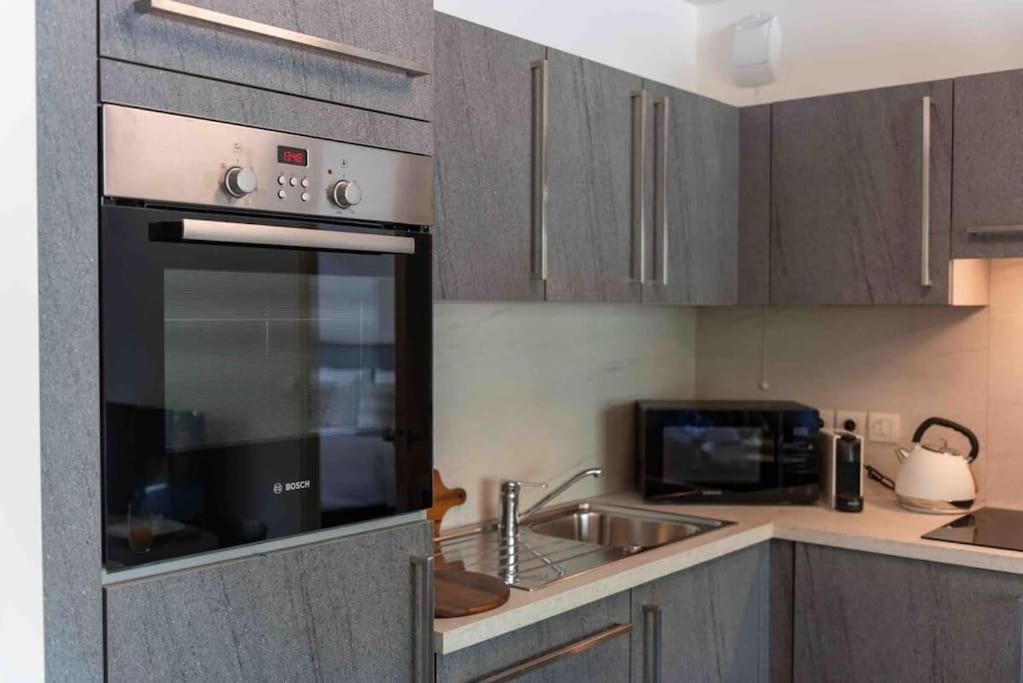 Stylish 1bdr W/huge Balcony/shared Roof Pool Apartment *