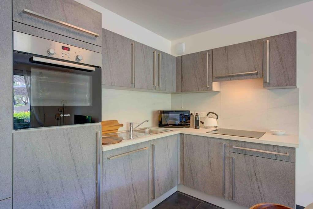 Stylish 1bdr W/huge Balcony/shared Roof Pool Apartment *