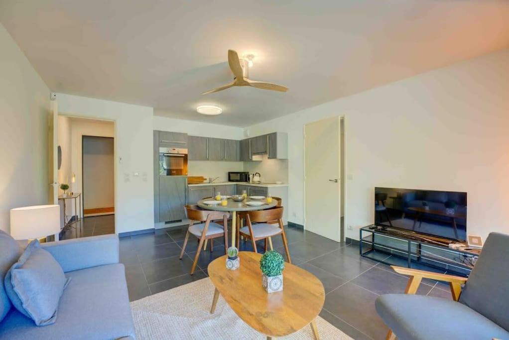 Stylish 1bdr W/huge Balcony/shared Roof Pool Apartment