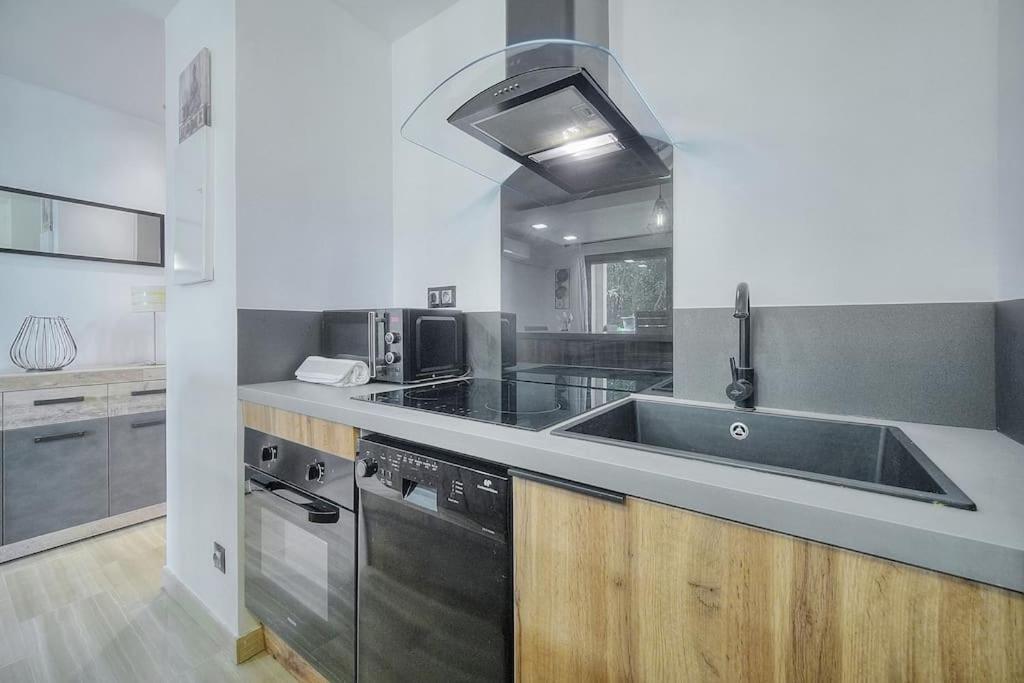 Apartment Parc Aiguebel -apprt Avec Terrasse Arboree & Box Ferme- Piscines/tennis - Cannes