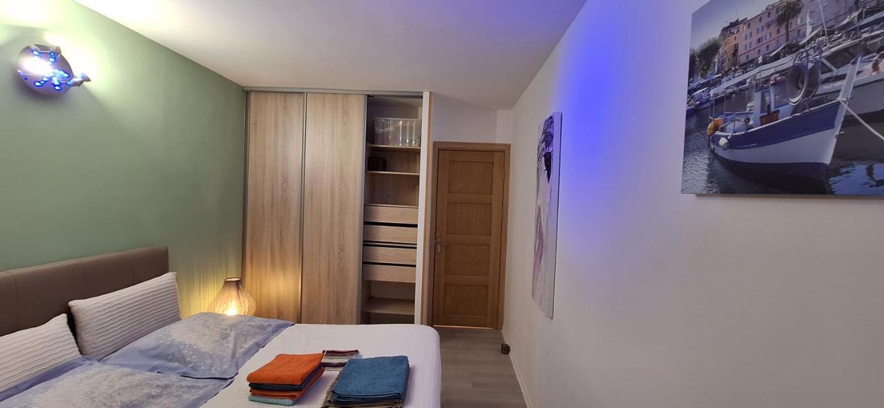 Apartment Avec Terrasse, Jardin Privatif Et Piscine A