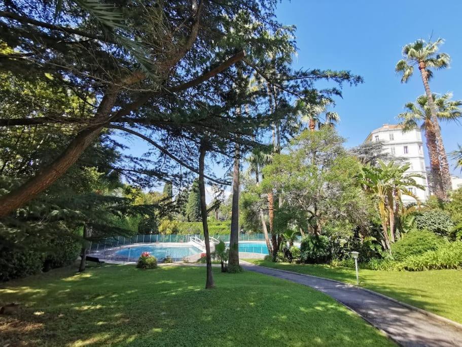 2 Bedrooms Seafront Apartment Cannes