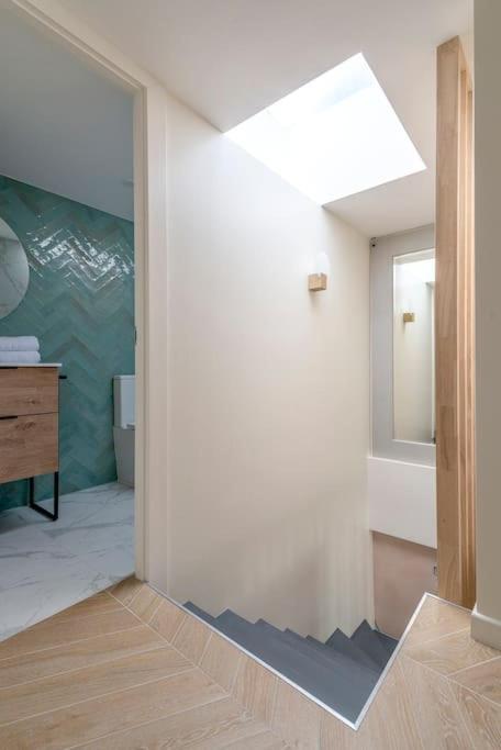 Renovated Bijou Gem In Heart Of Apartamento