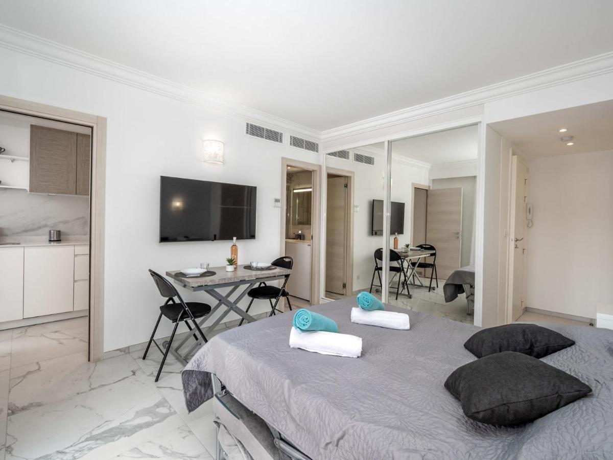Apartment Le Clos Des Caleches By Interhome
