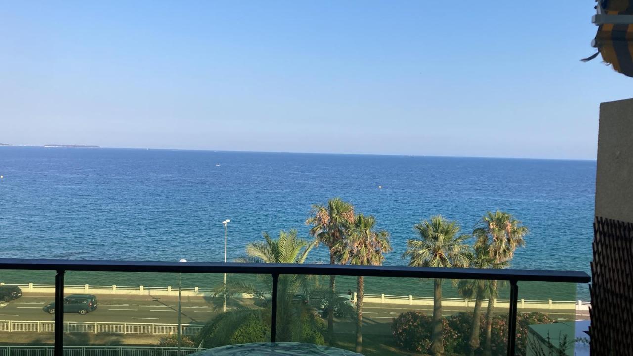 Front De Apartment
