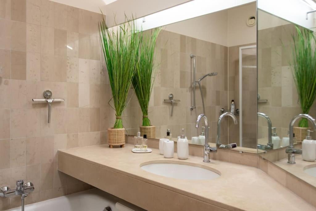 C4 - 1 Bdr Facing Sea & - Parking, Tennis & Wifi Apartment *