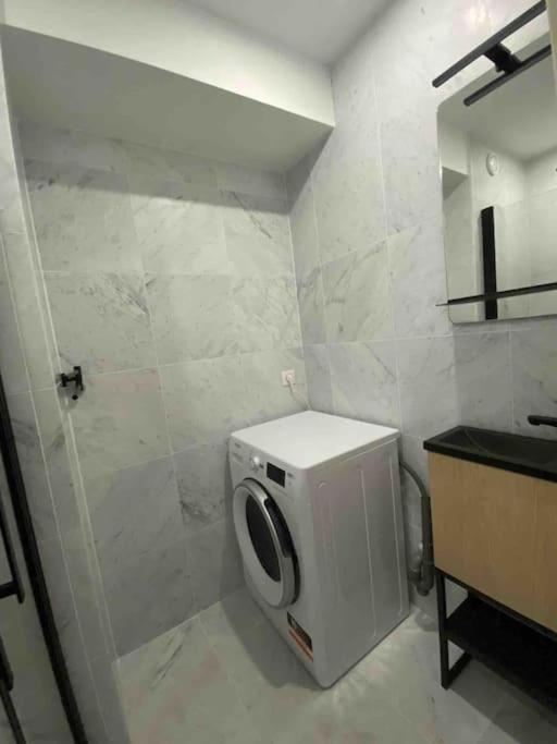 2 Bedroom Close To The *