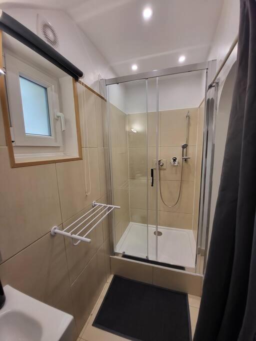 Grand Studio, Parking Prive, Cuisine Separee Apartamento