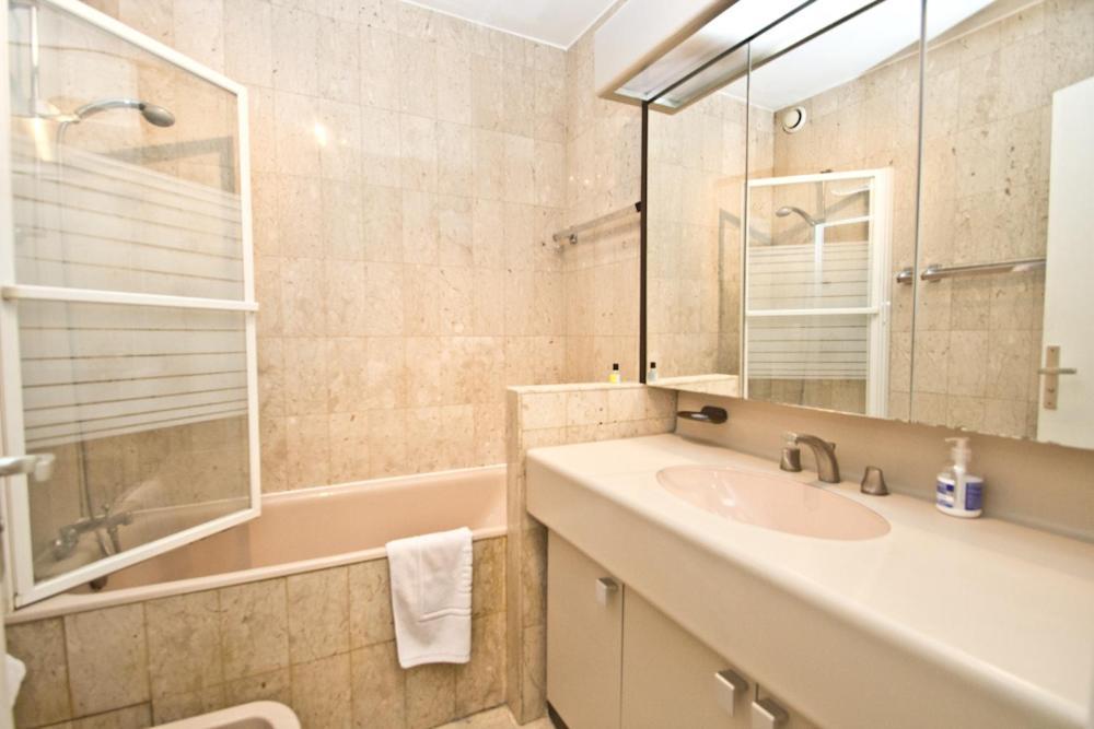 Gray 2a6 Apartment