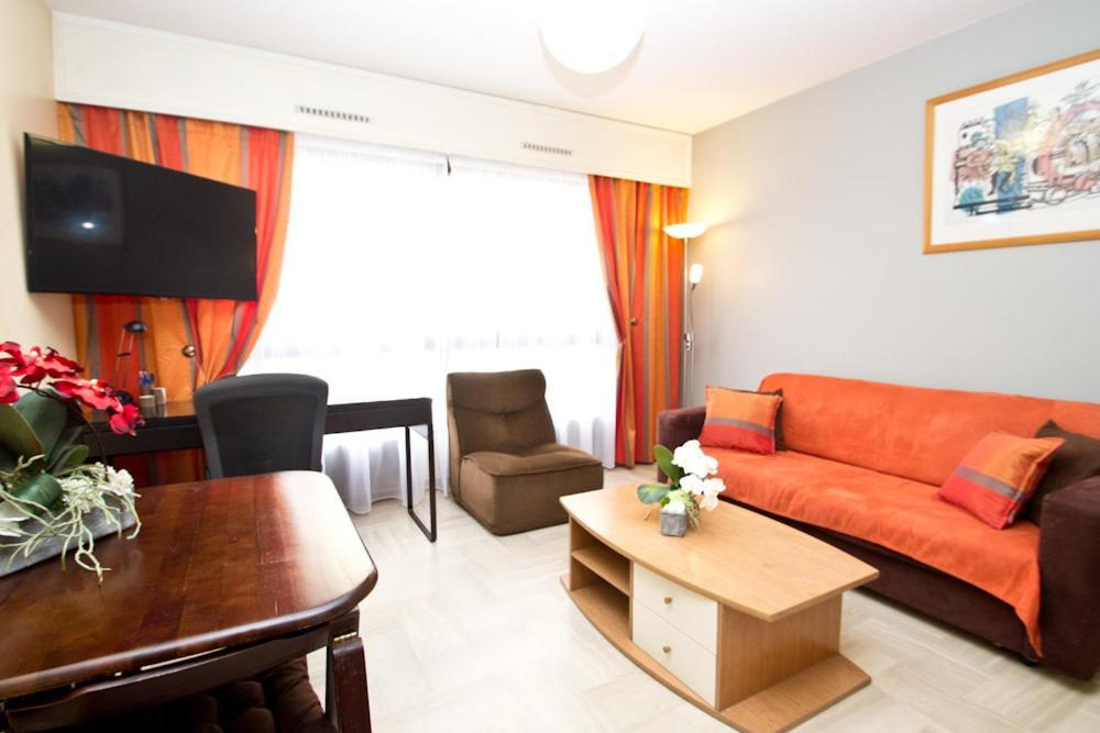 Gray 2a6 Apartment