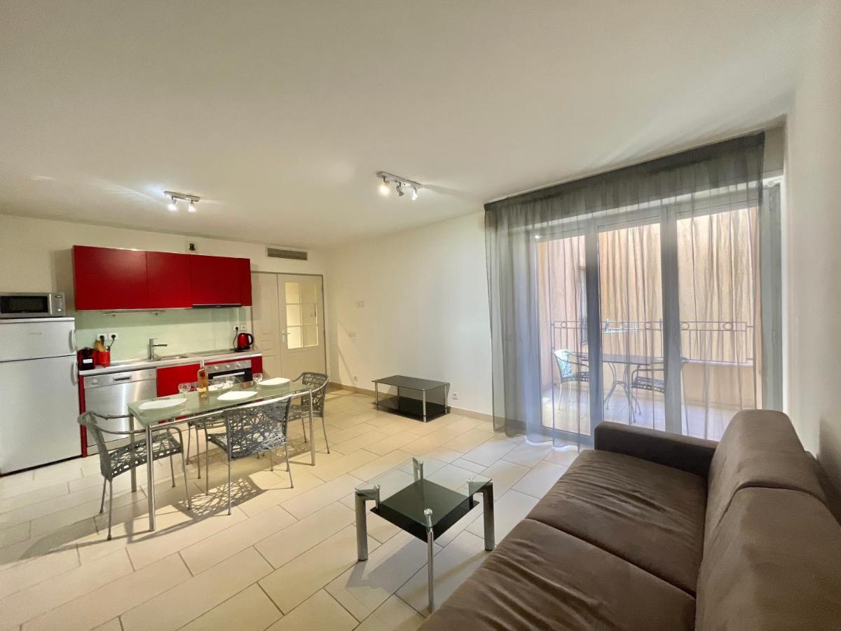 Vieux Port Two Bedroom A11 Apartment *