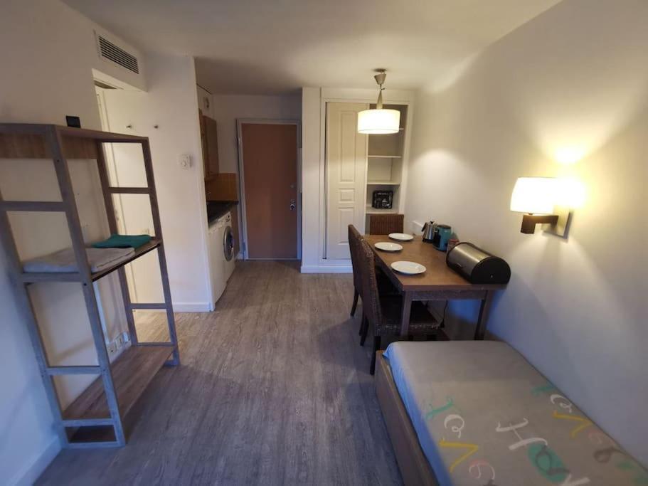 Apartment A&h Homes - - Near Train Station *