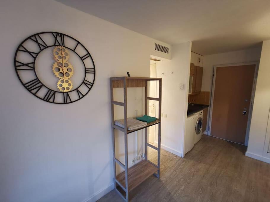 A&h Homes - - Near Train Station *