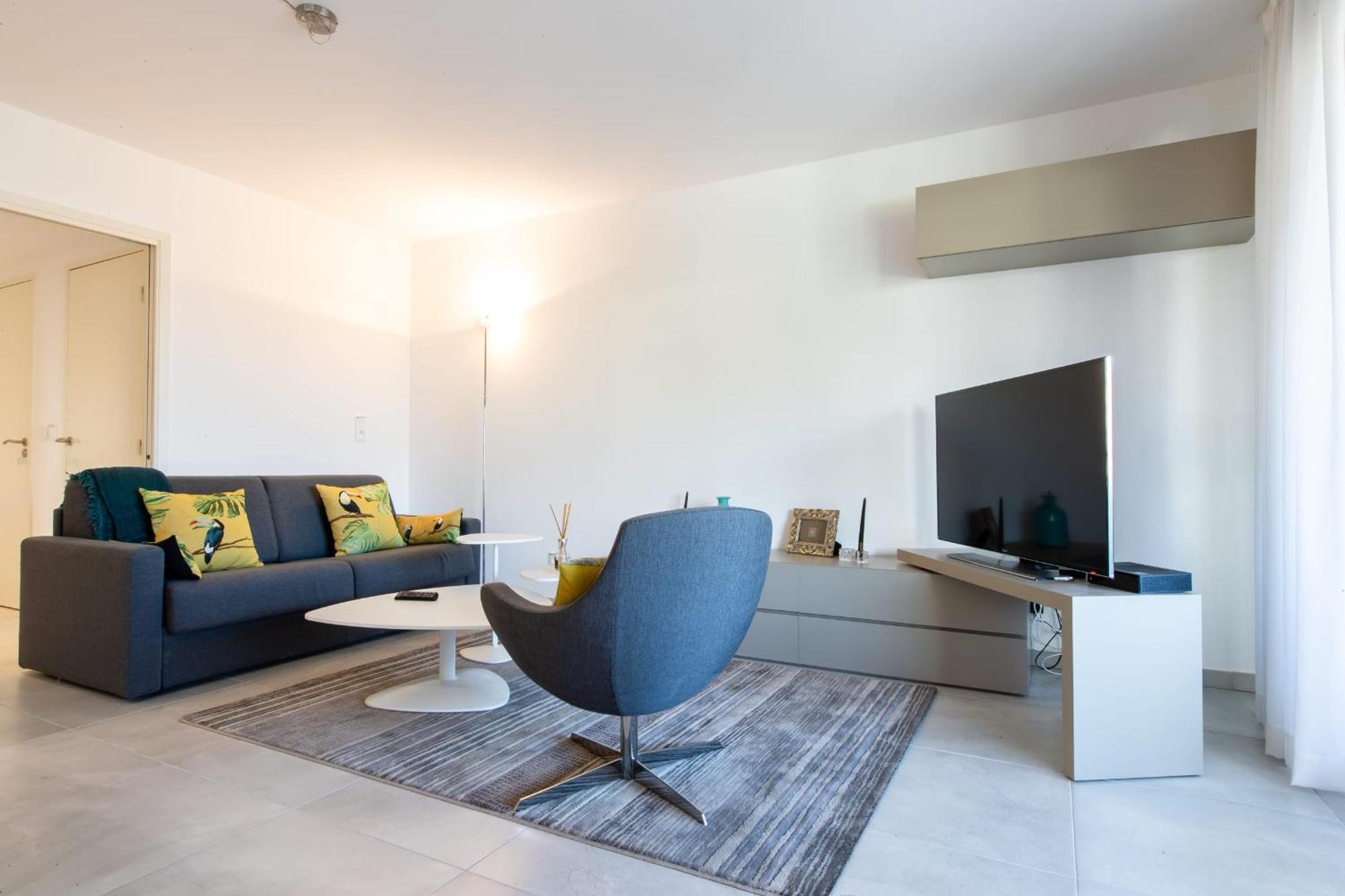 Renovated 2-br With Terrace And Pool