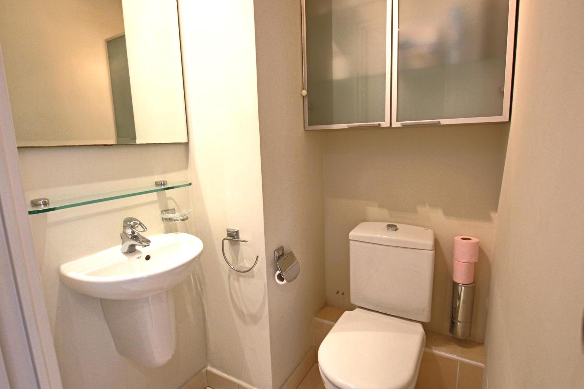 Fully Equipped With Large Terrace Lounge Area *