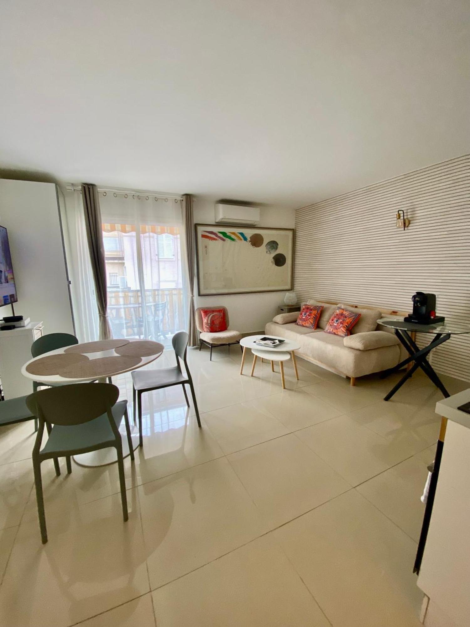 3 Pieces- Vieux Port- Terrasse - Parking Possible Apartment