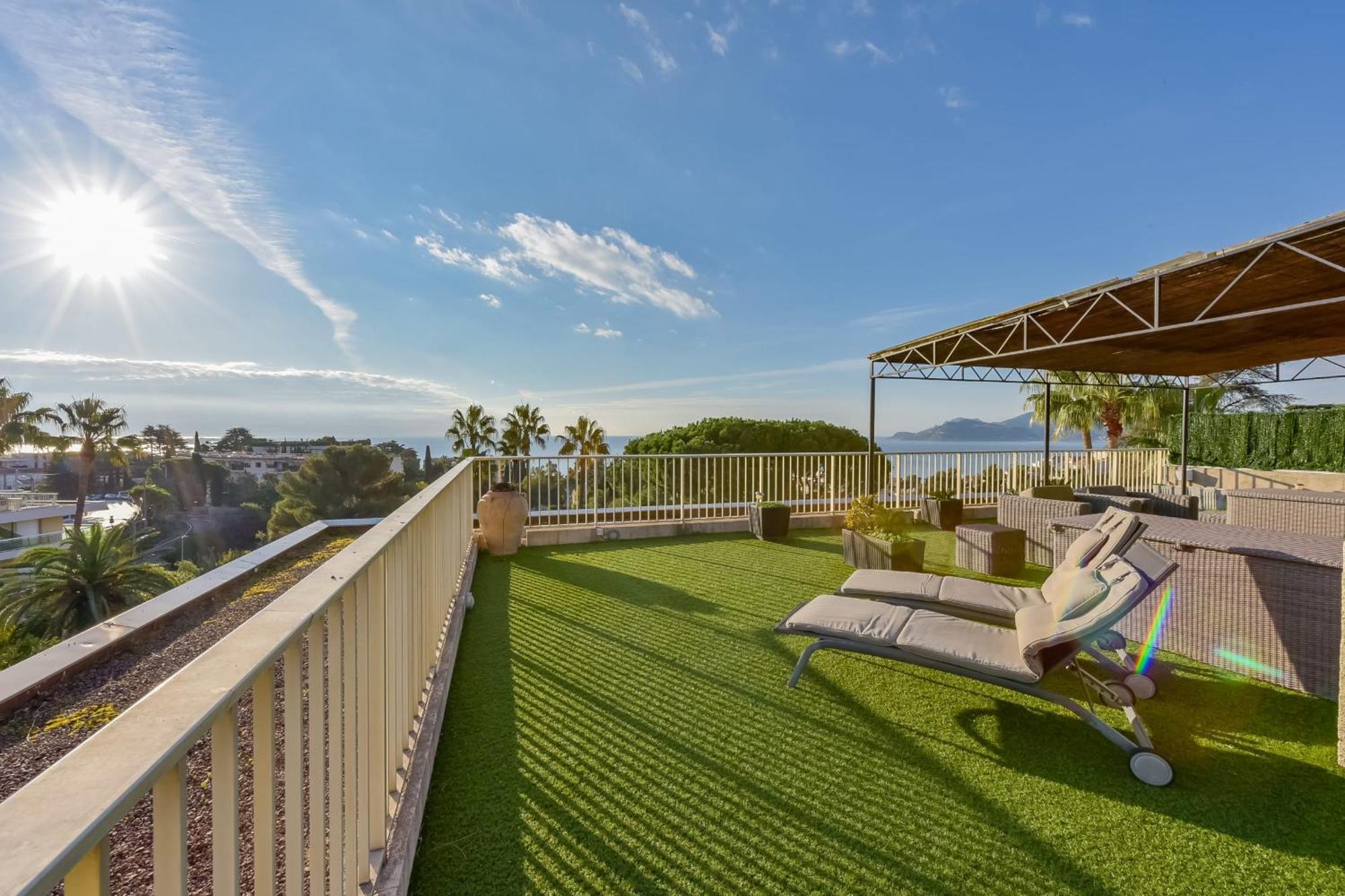 Penthouse With Pool Sea View And Parking Cannes
