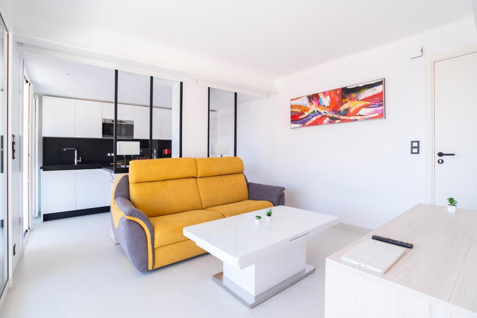 Apartment 2-br Sea View Terrace & Parking