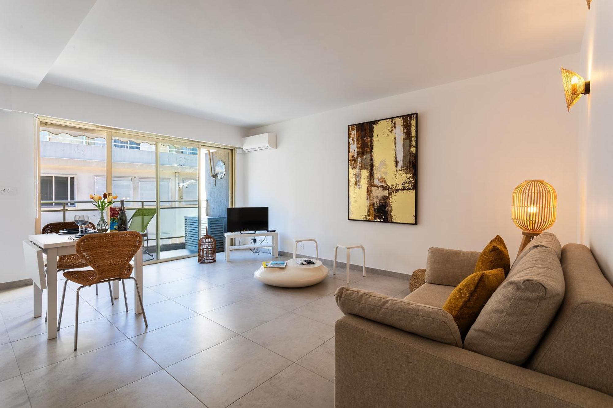 Oman1 Magnifique Et Modern Deux Pieces Apartment Cannes