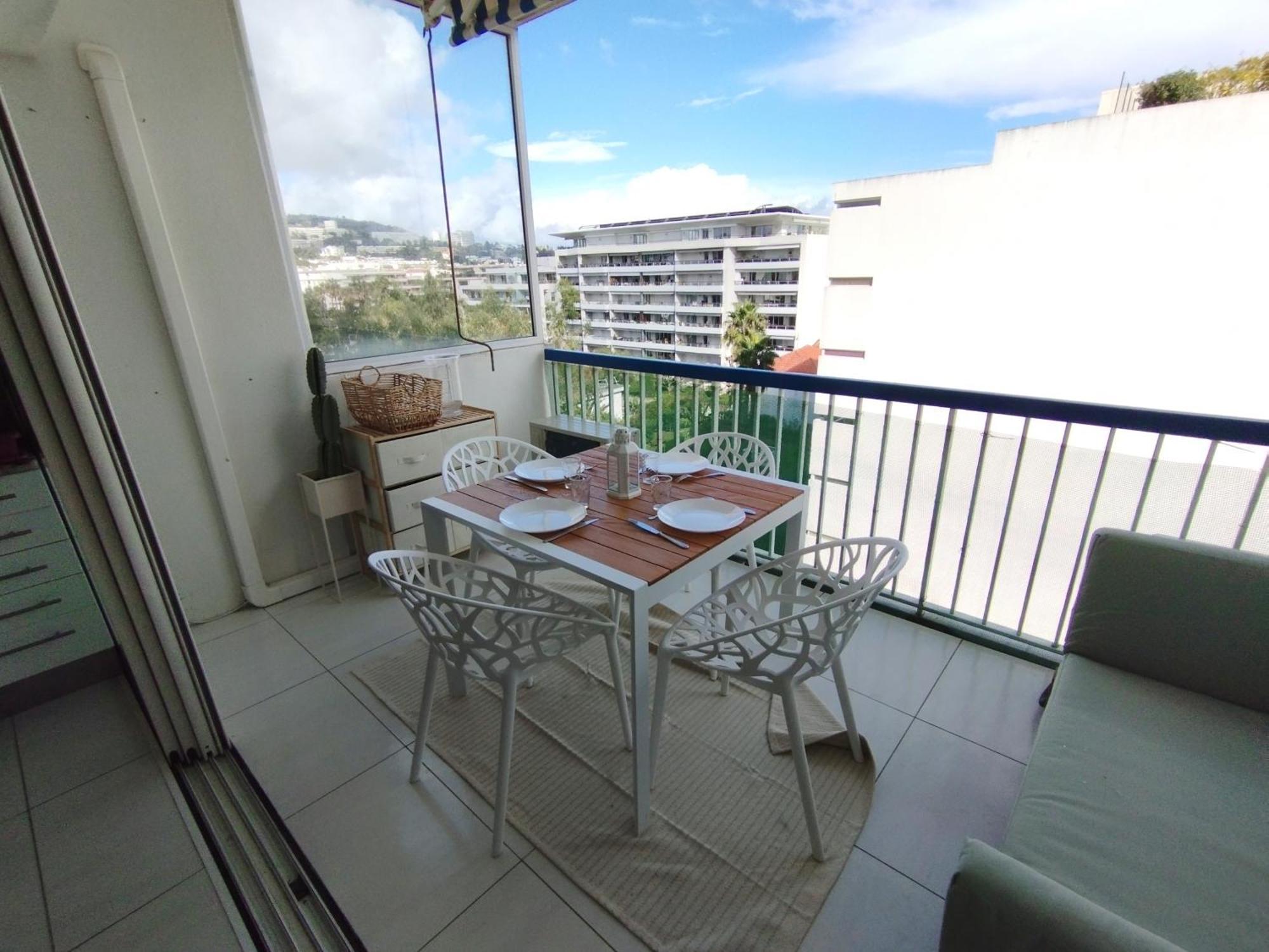 Palm Parking, Clim, Wifi 2' A Pieds Cannes