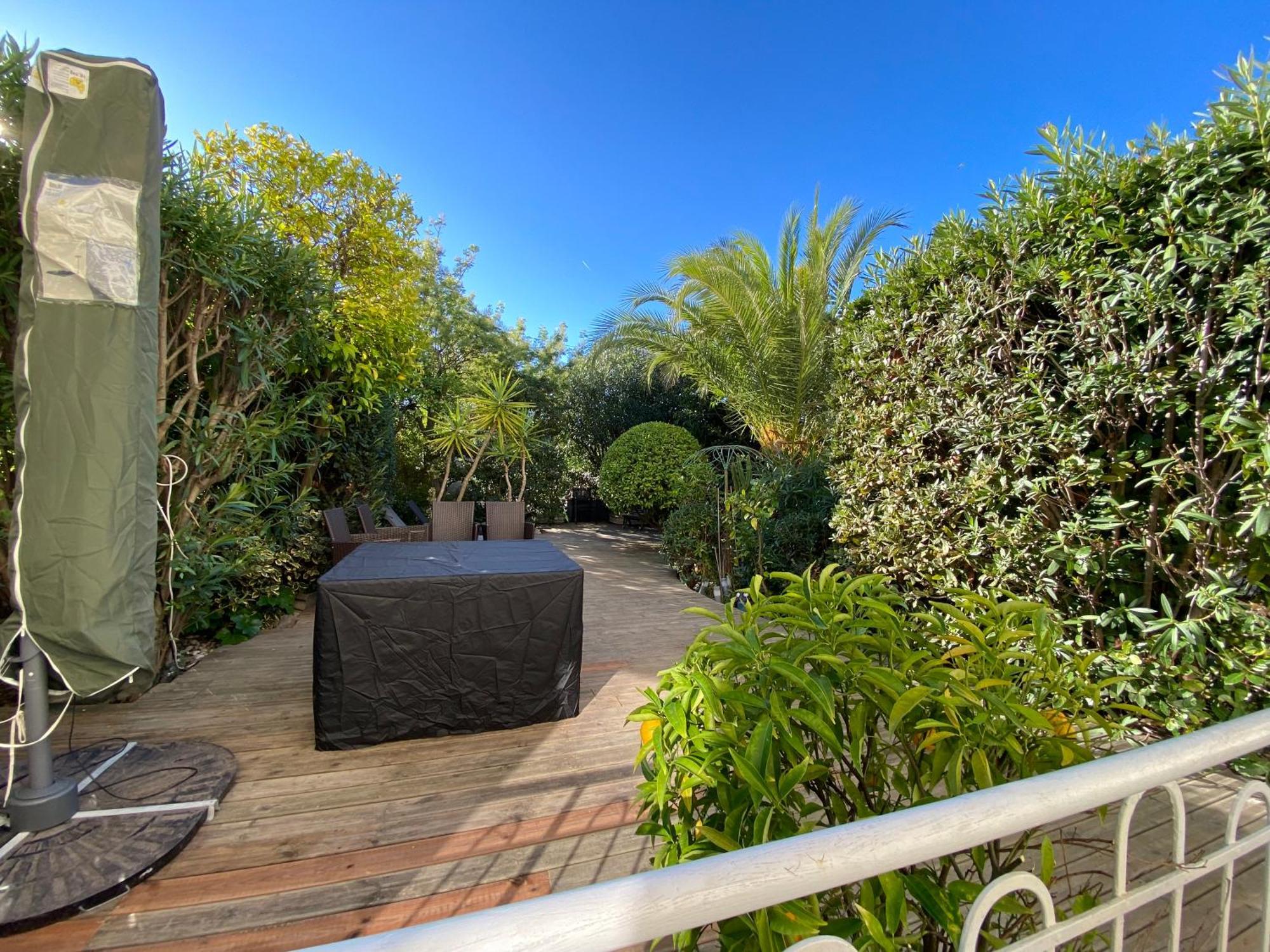 Apartment Only 60m To The Beach, 2 Bedroom Cozy Apartment, 80m2 Big Garden, Very