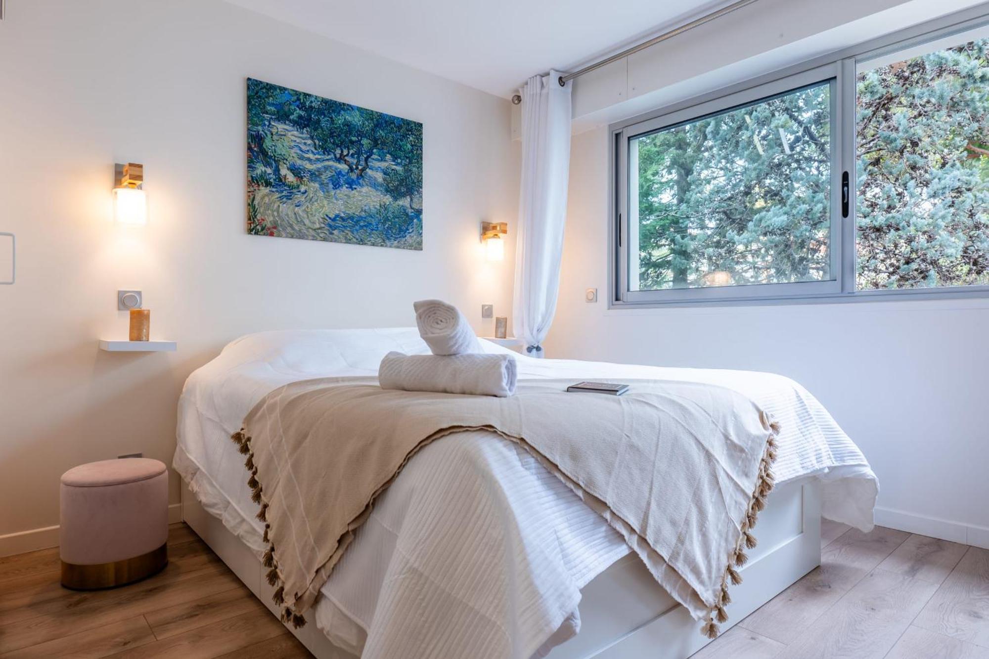 2-room With Terrace Close To The Center *