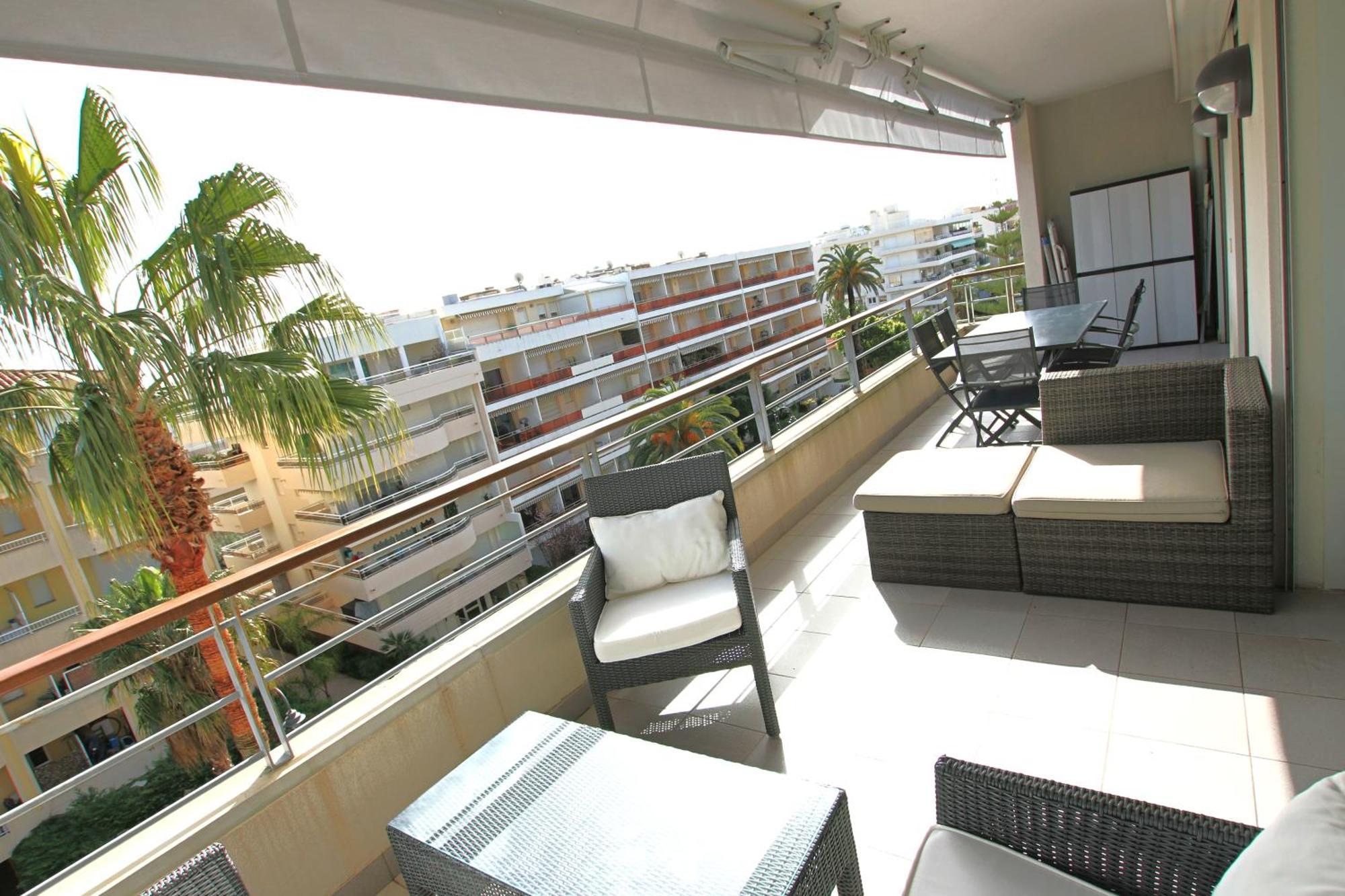 Fully Equipped With Large Terrace Lounge Area Apartment
