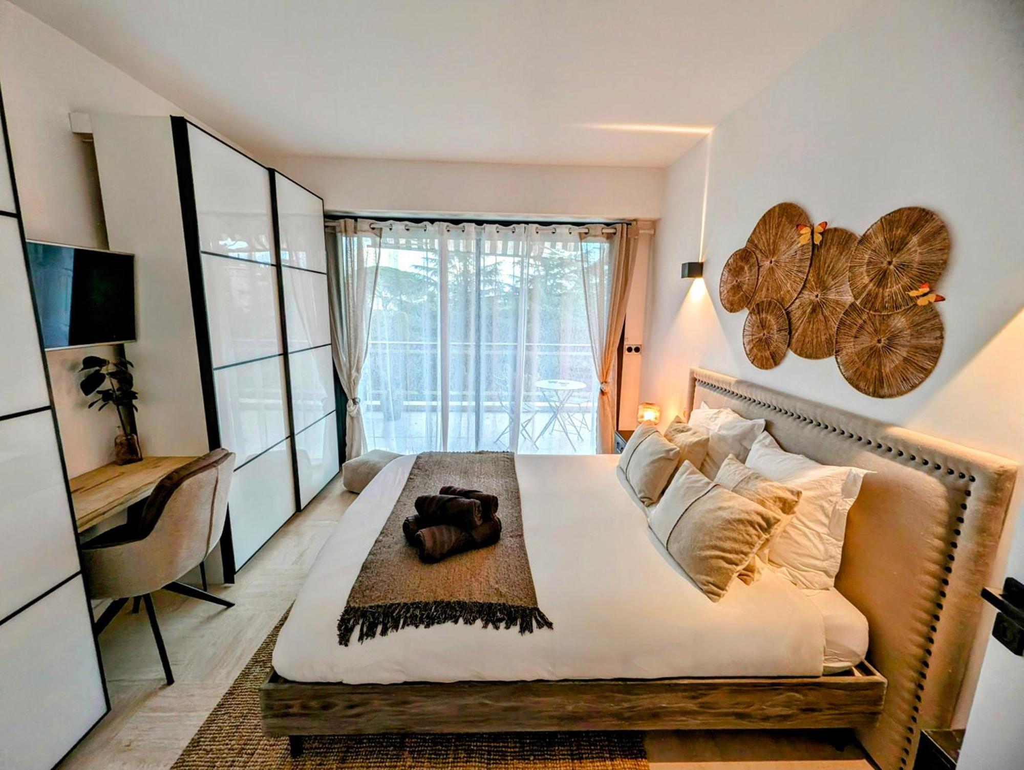 2 Bedrooms Seafront Apartment Cannes