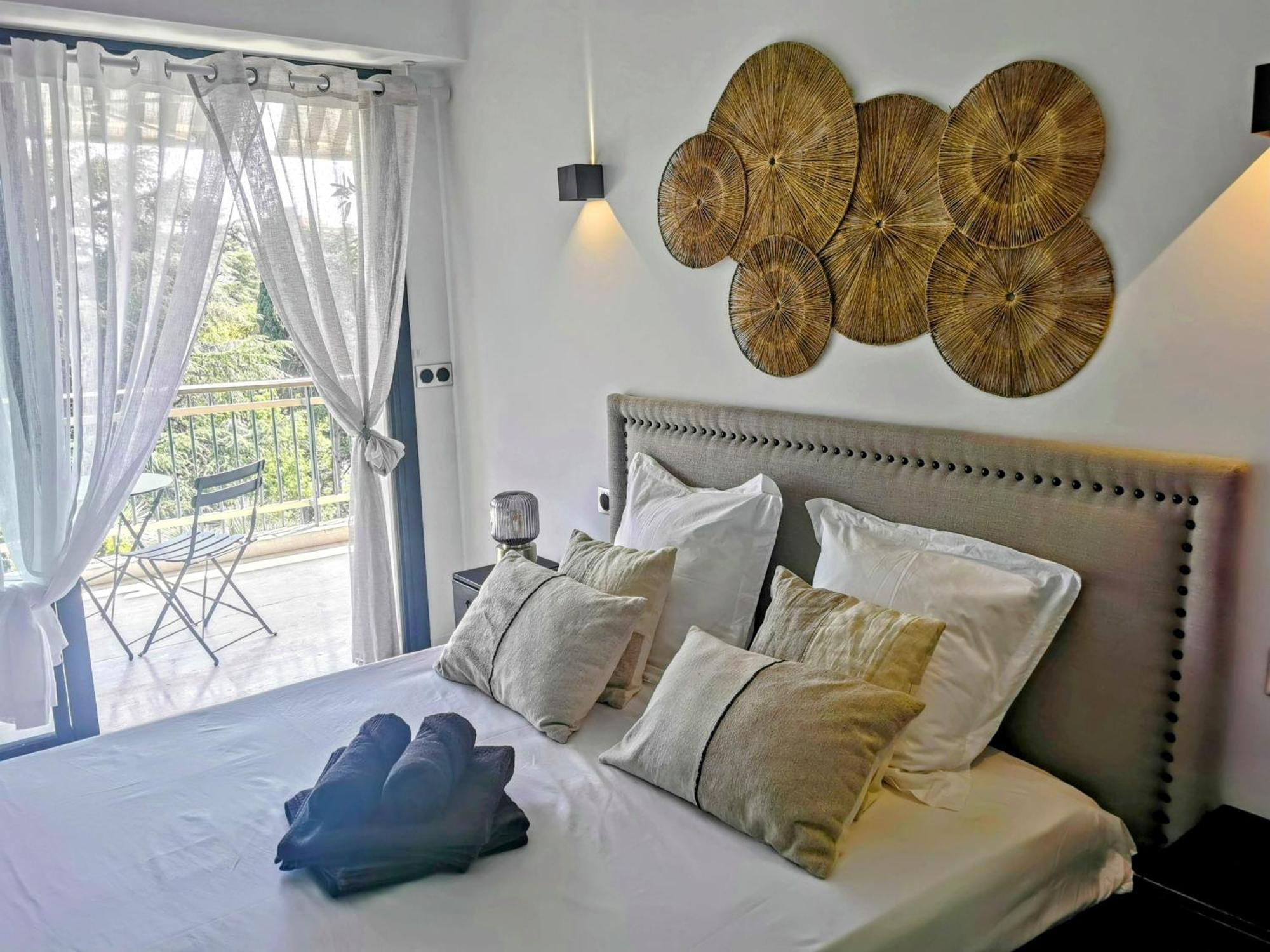 2 Bedrooms Seafront Apartment Cannes