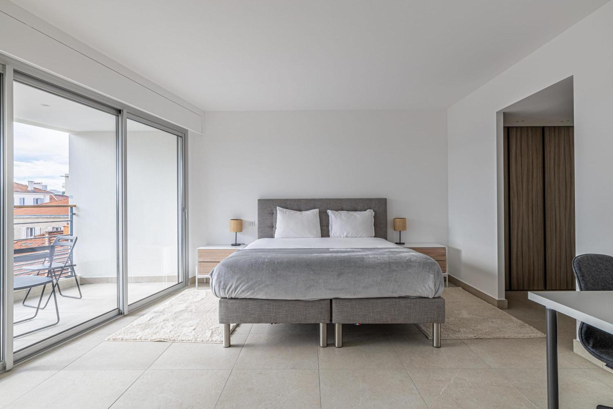 Lerins Avec Grand Balcon, Standing Et Moderne, Pres Du Centre-ville *