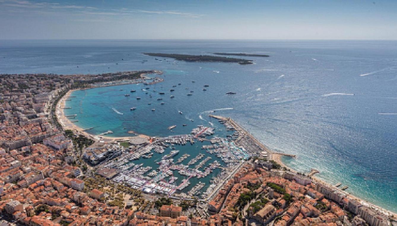 Apartment 'petite-maison' A Droite Vieux Port Palais - 3 Ou 4 Ch - 4 Tv - 3 Sdd - 2 Wc Indpdts - Fibre - Pkgs