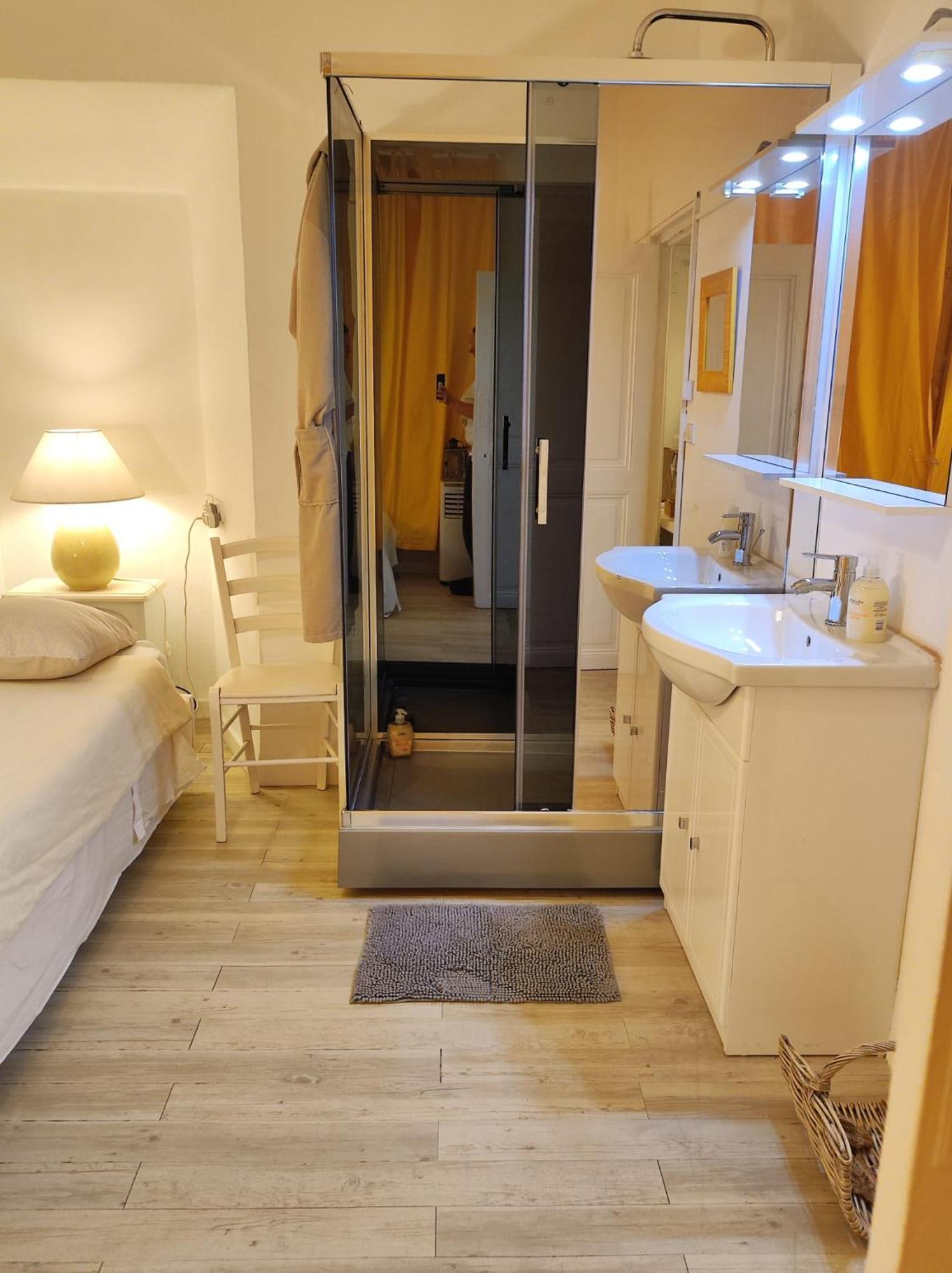 'petite-maison' A Droite Vieux Port Palais - 3 Ou 4 Ch - 4 Tv - 3 Sdd - 2 Wc Indpdts - Fibre - Pkgs Cannes