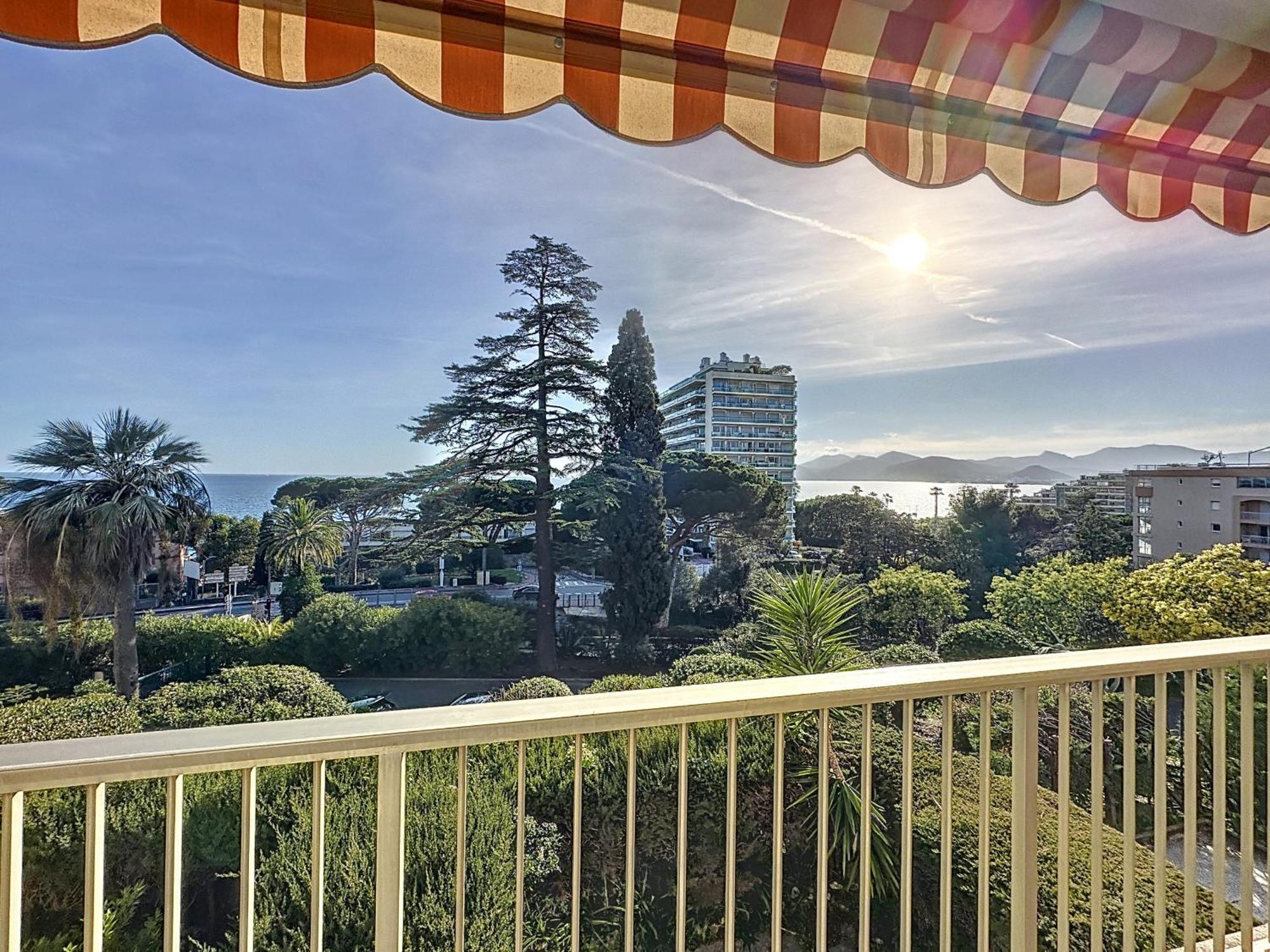 - Avec Vue * Cannes