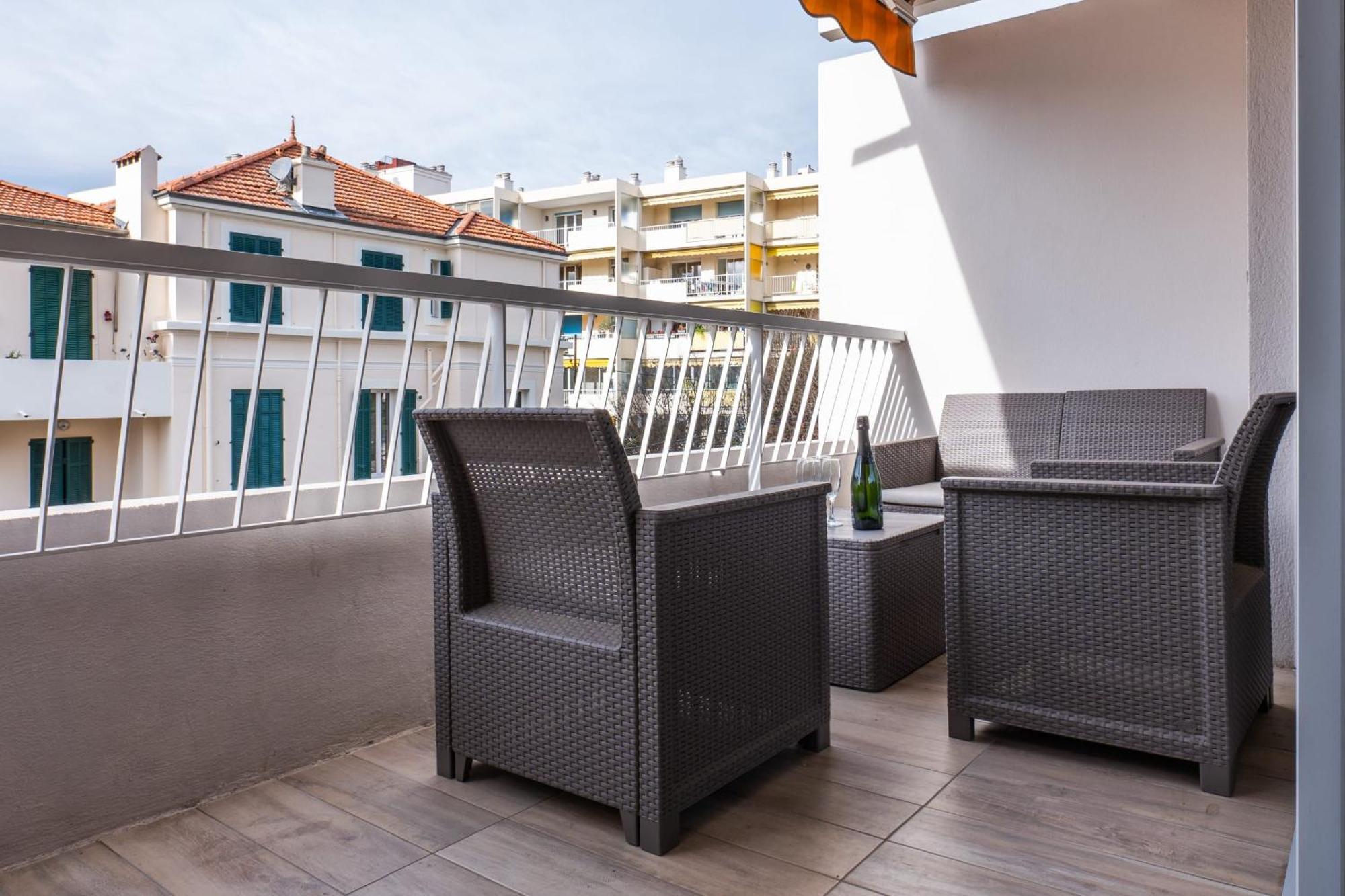 Apartment 2-room With Terrace Close To The Center *