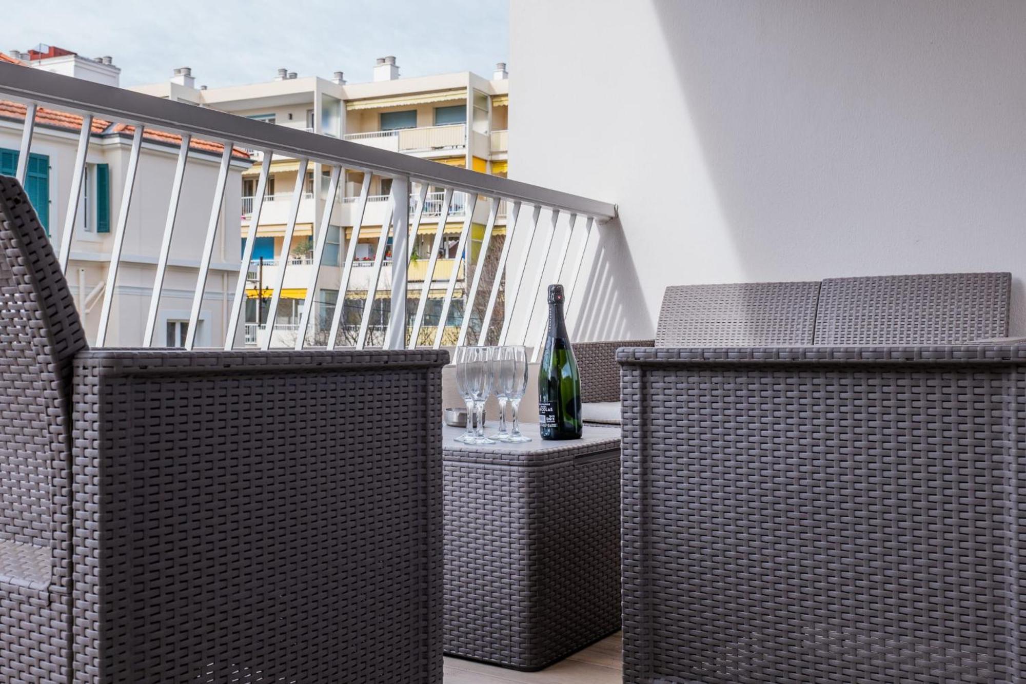 2-room With Terrace Close To The Center * Cannes