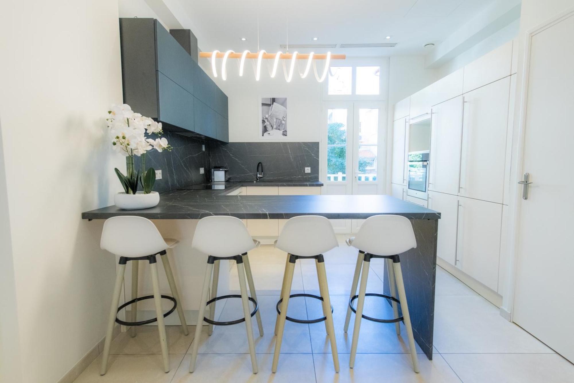 Luxurious 4beds/4baths Next To Palais Apartment *